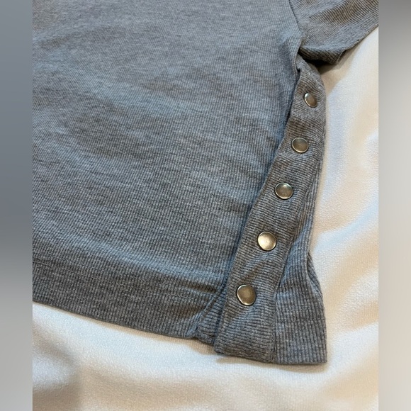 We The Free Gray High Neck Short Sleeve Tee With Side Button Accents Size L - Picture 2 of 8